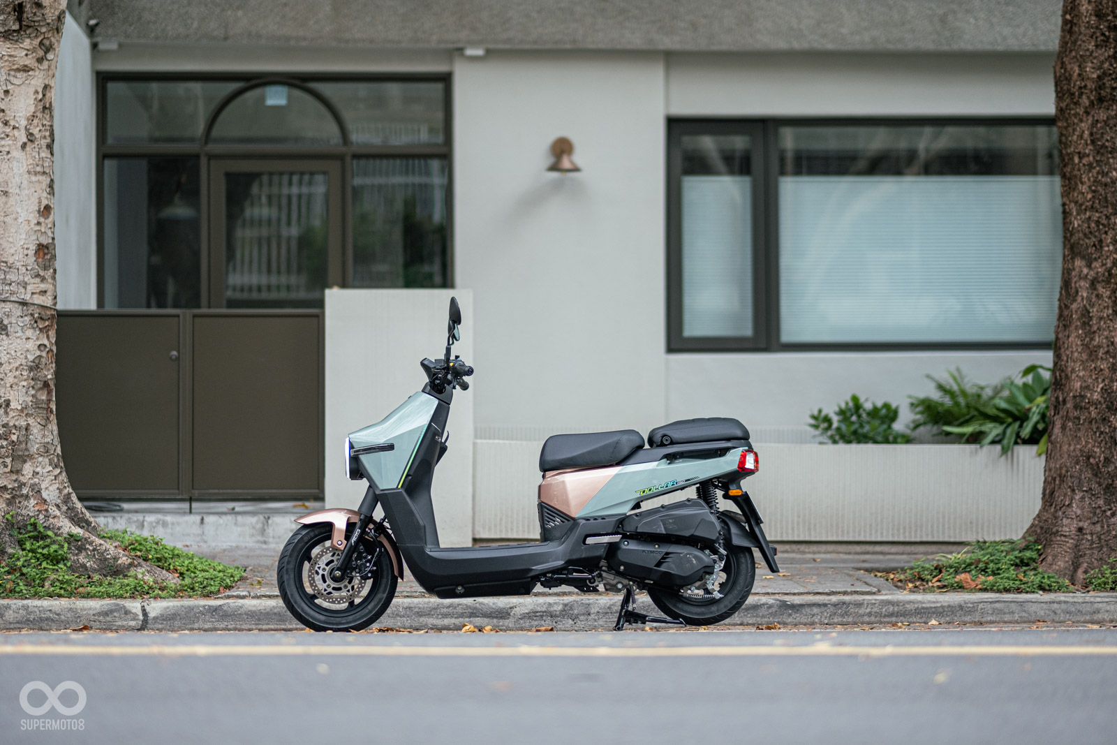 車身的跳色銜接剛好與前後坐墊切齊，創造出一絲絲的運動感