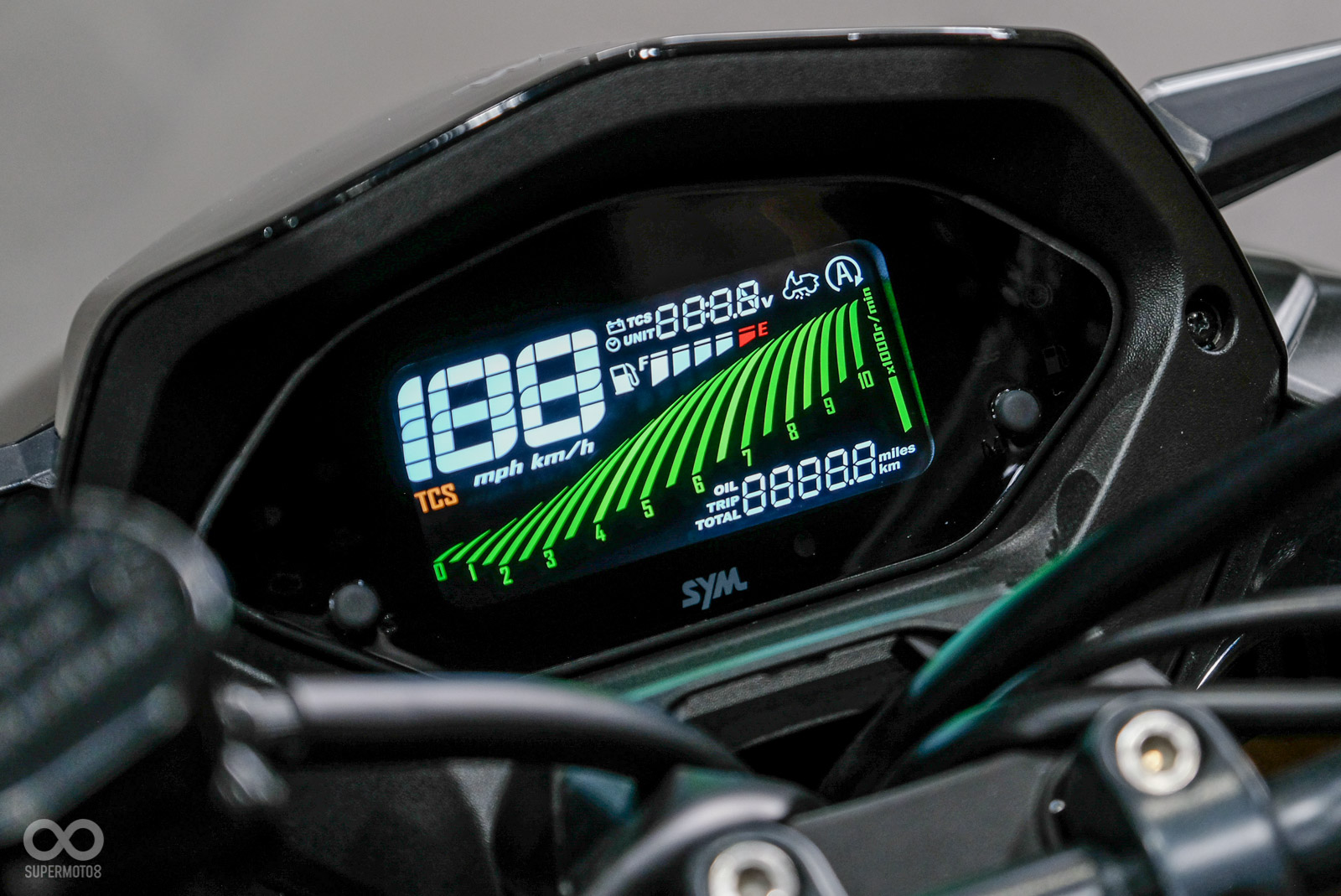 儀表設計靈感承襲DRGBT二代,取代過往單色數位儀表