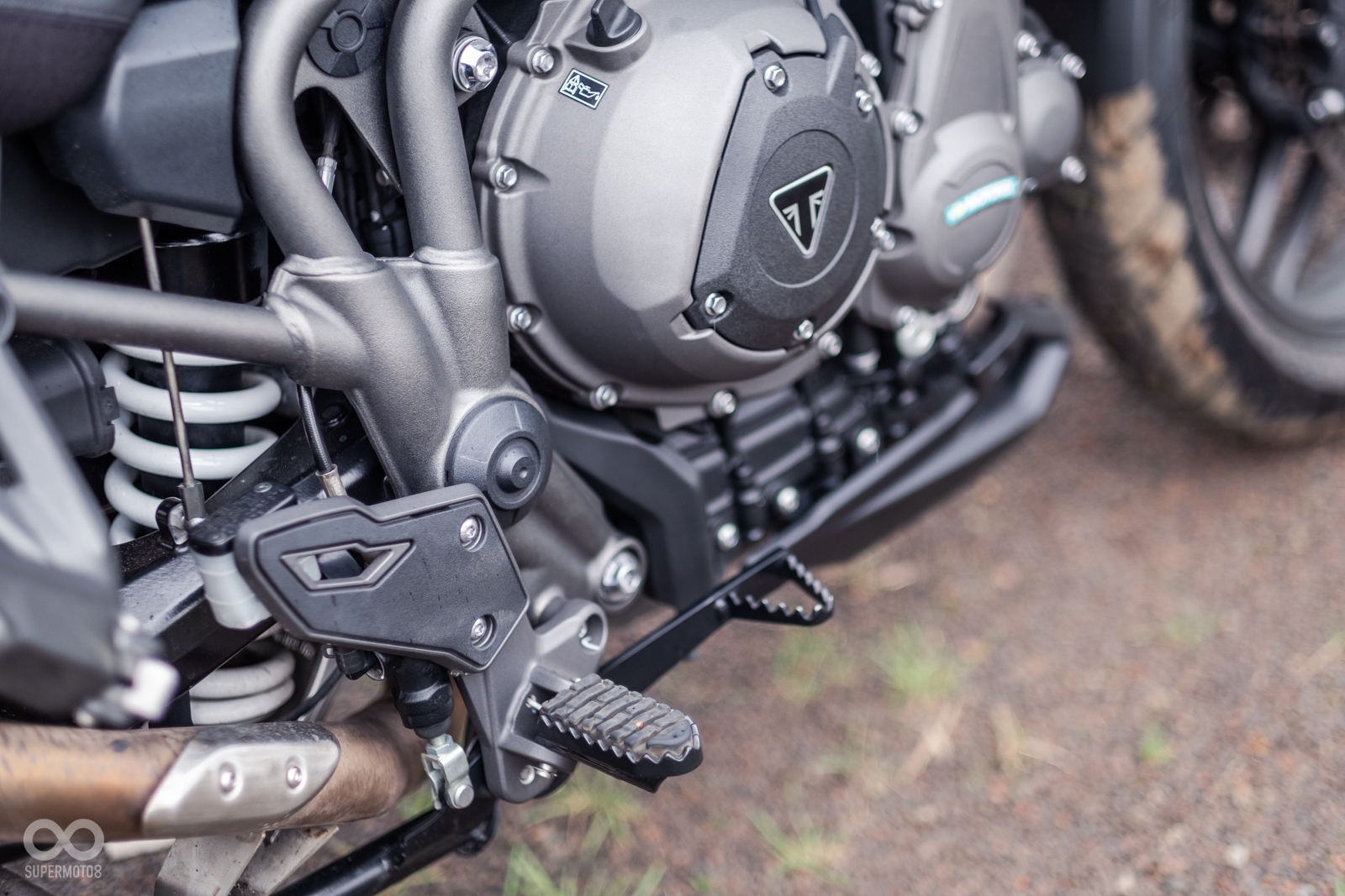 腳踏墊也使用Adventure車款常見的鋸齒狀腳踏設計,幫助騎士在站立時能有更好的抓力