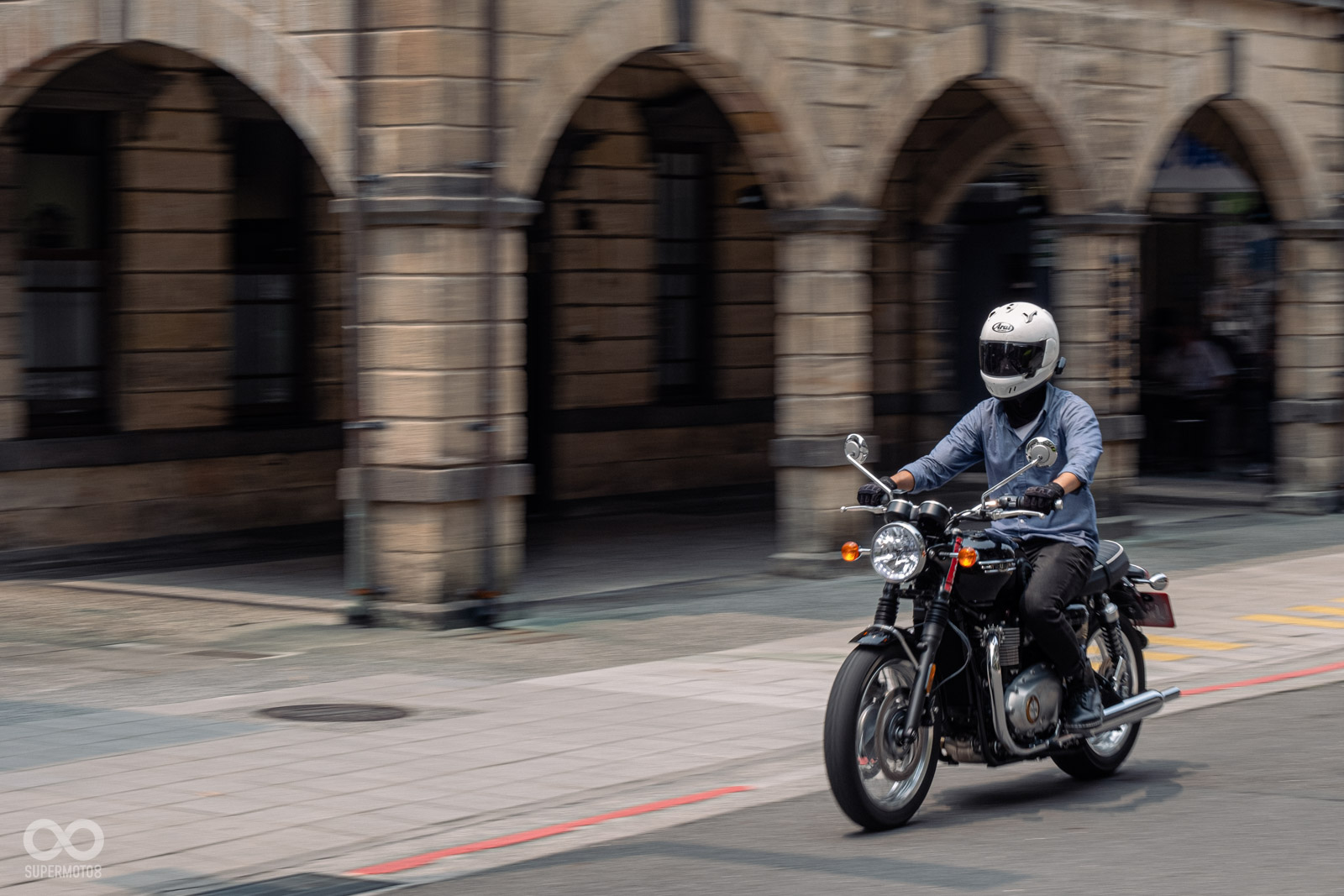 電子油門的加持下，Bonneville T120的動力輸出相對平緩，很適合在市區悠閒的巡航