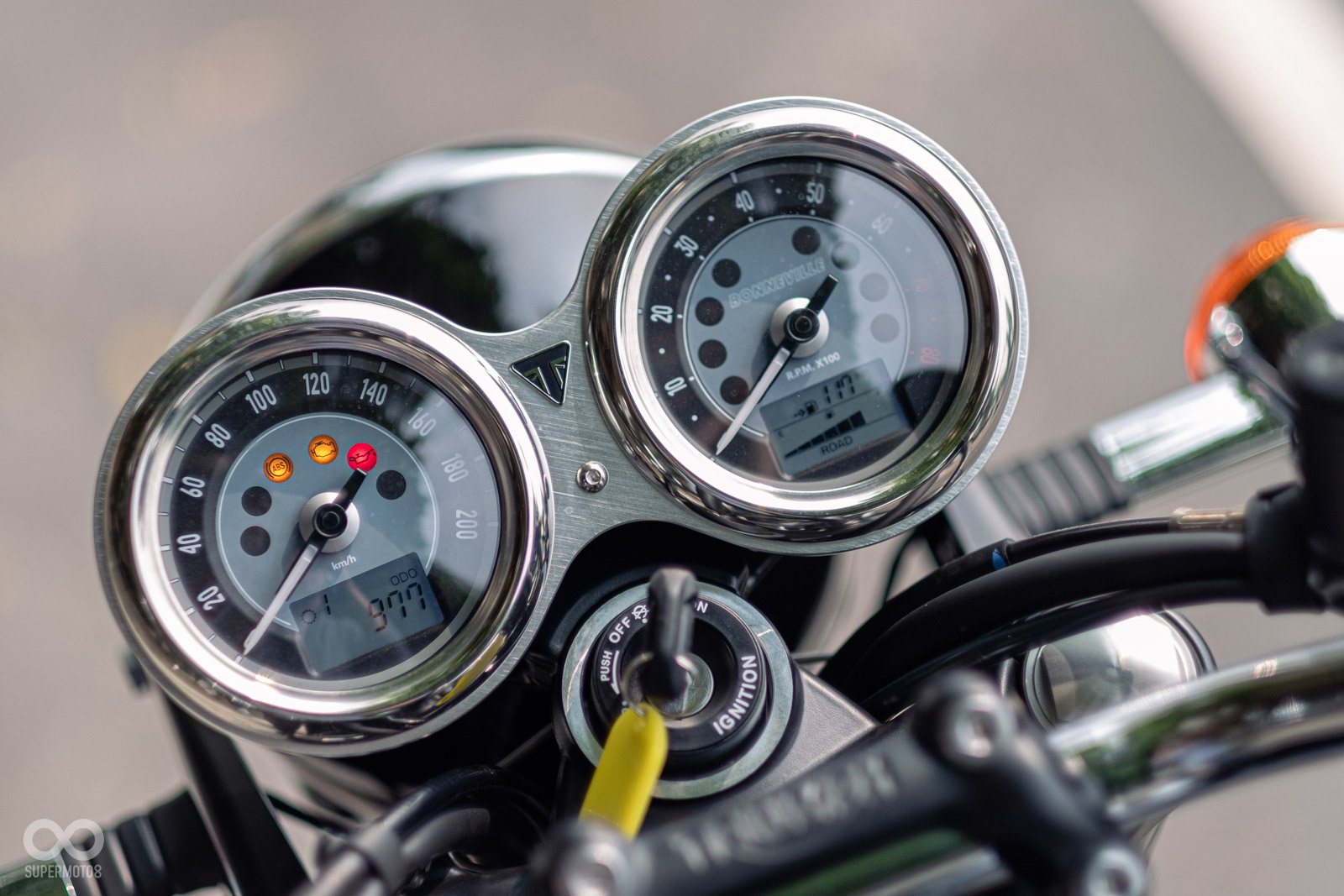 精雕細琢的雙指針儀表，卻內含充足的科技配備顯示資訊