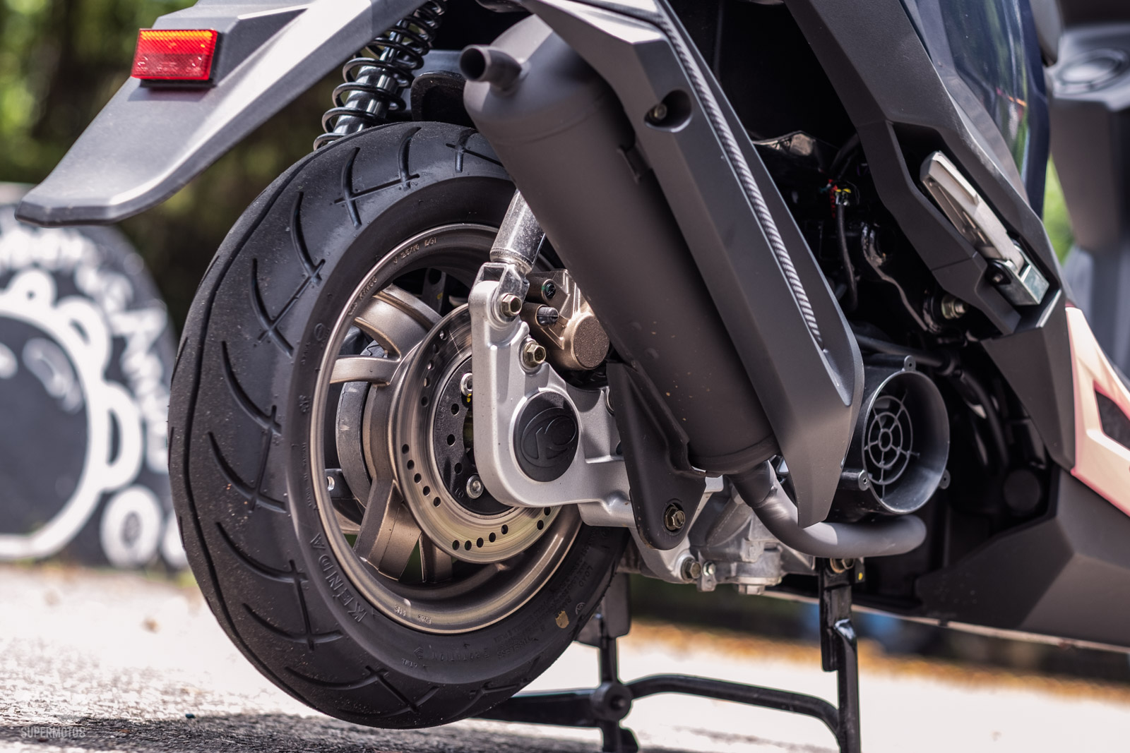 後輪能看到ABS、TCS感應器