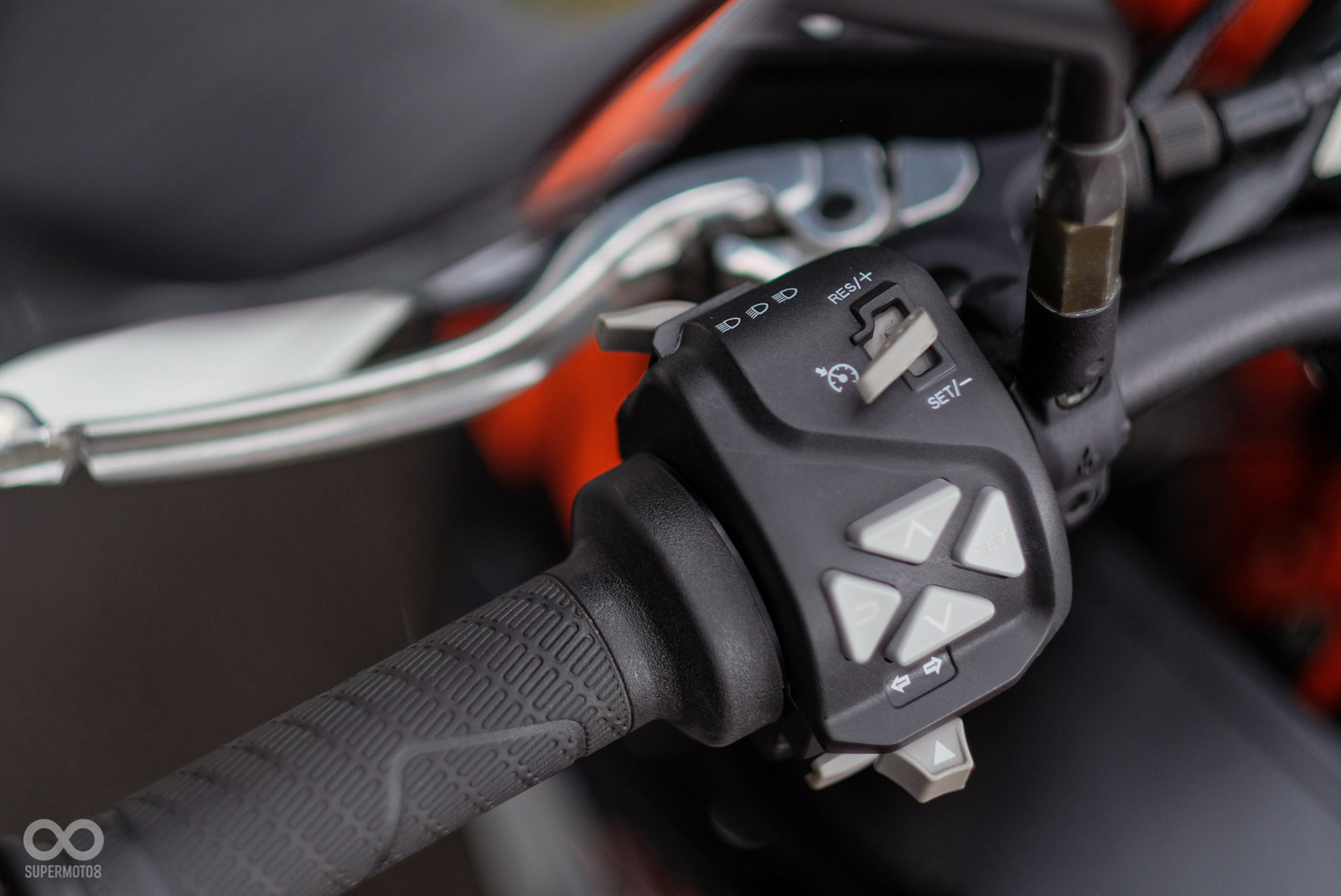 左手開關上方具有定速巡航開關