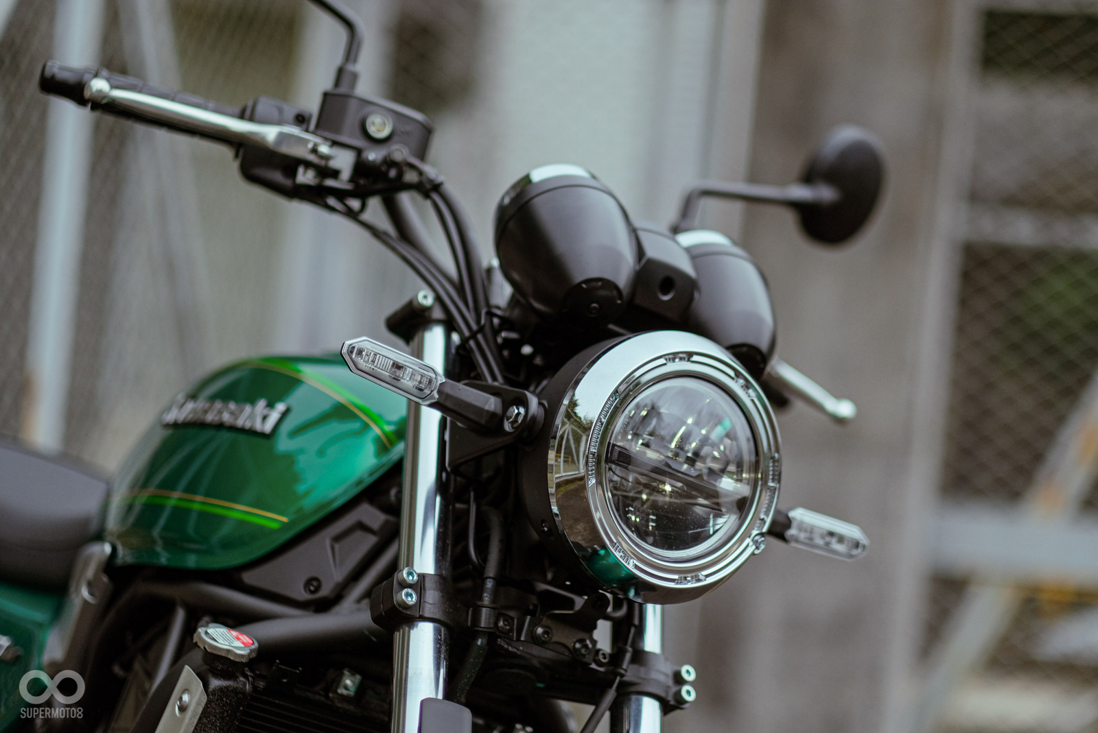 經典的圓燈配上砲彈造型雙錶