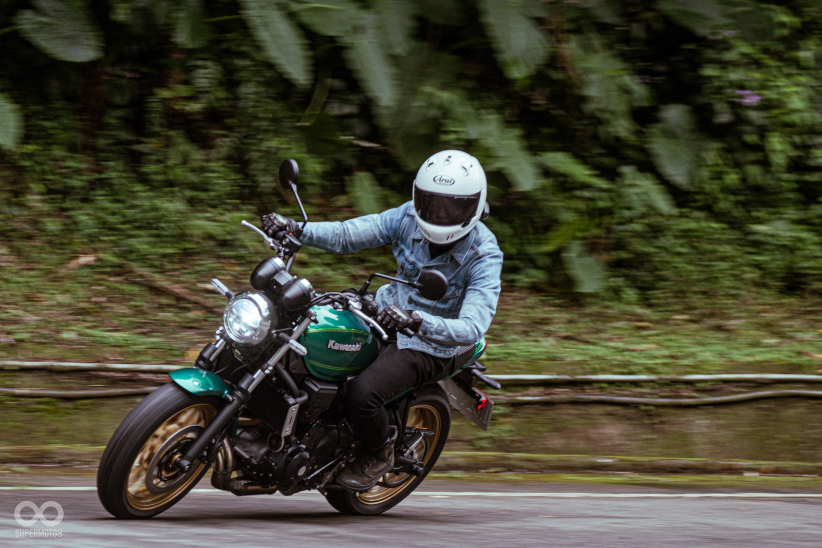 Z650RS的懸吊調校偏舒適，比較不適合戰鬥熱血的騎乘風格