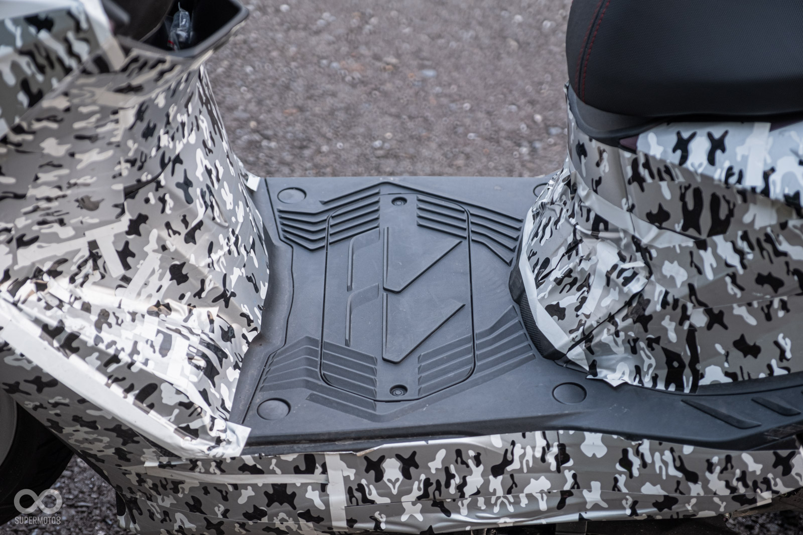 前方具有斜踏板設計