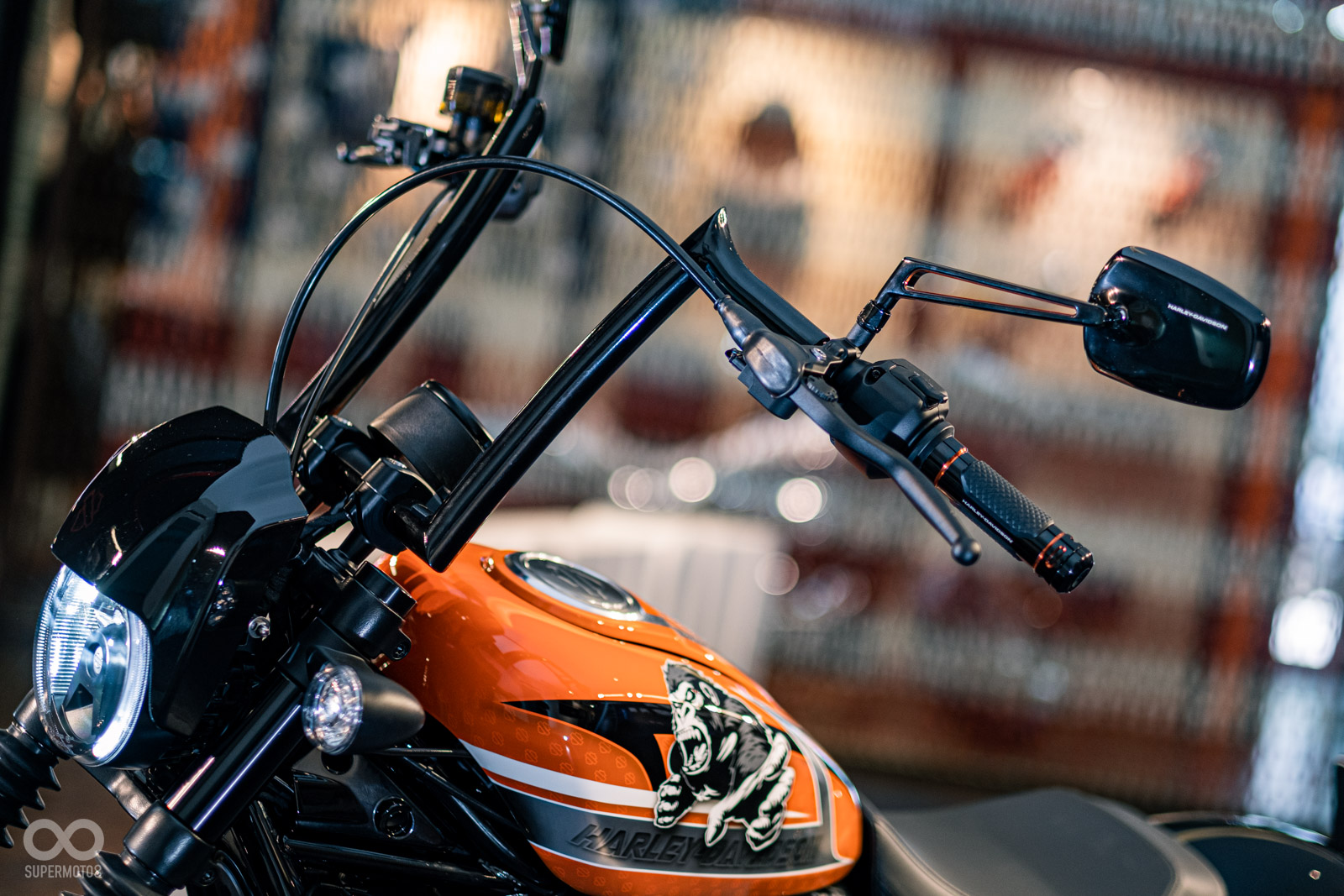 特殊造型的小風鏡,還有一點遮擋頭燈的效果