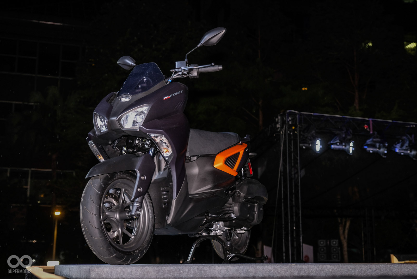 外型設計變得更動感俐落,車側使用跳色金屬點綴質感