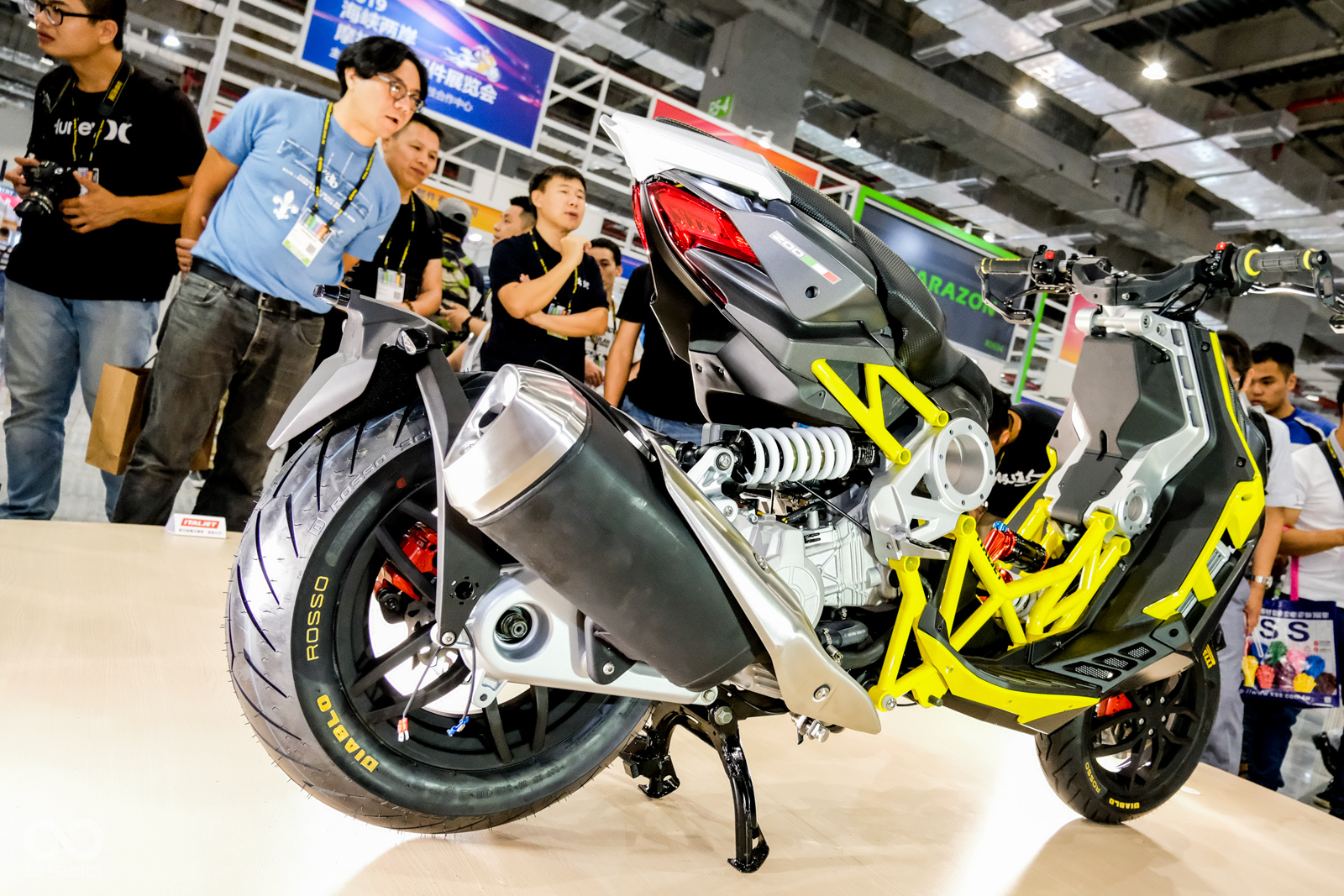 前輪的單搖臂設計相當罕見，車尾擁有高翹的線條