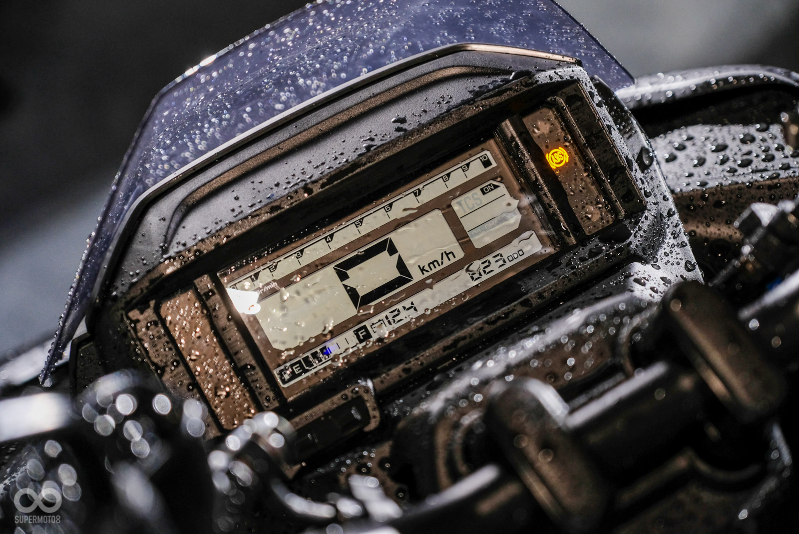 ABS+TCS雙系統導入,儀表方正有型