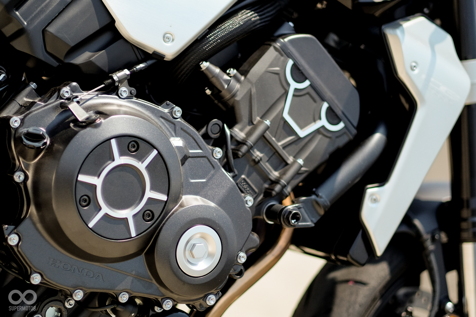 不僅僅在車輛側蓋採用鋁合金材質,引擎上也用了金屬削切造型點綴