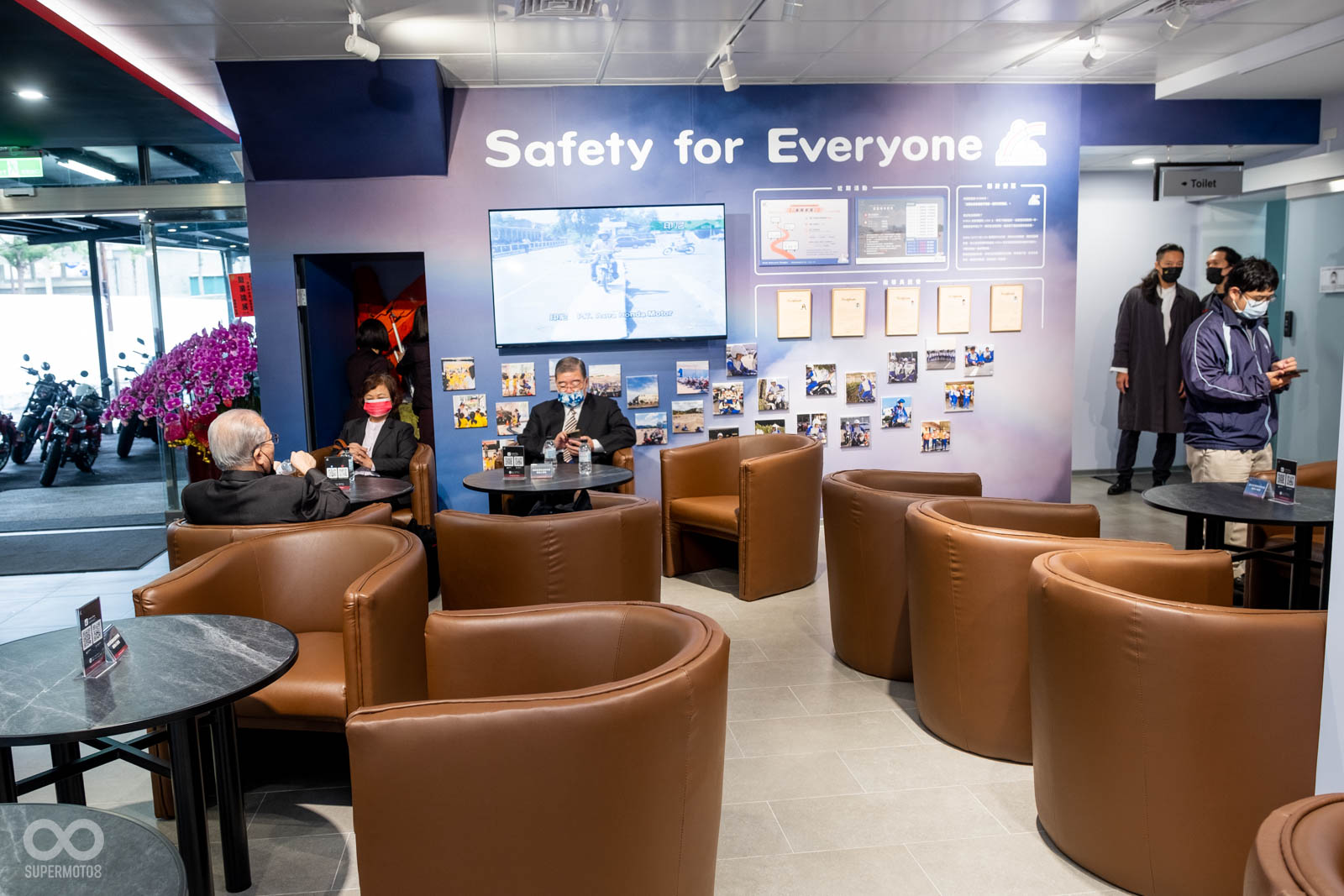 櫃檯後方有寬敞舒適的休息沙發區