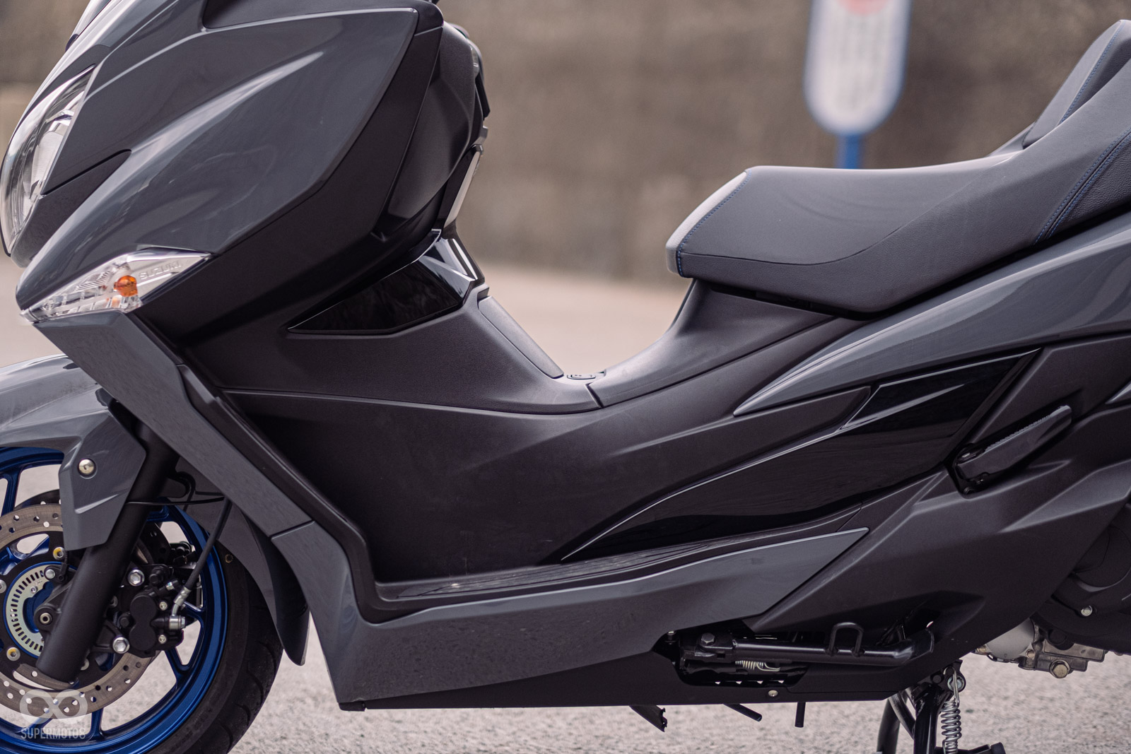 腳踏相當寬敞,能前後移動外,也可以斜踏