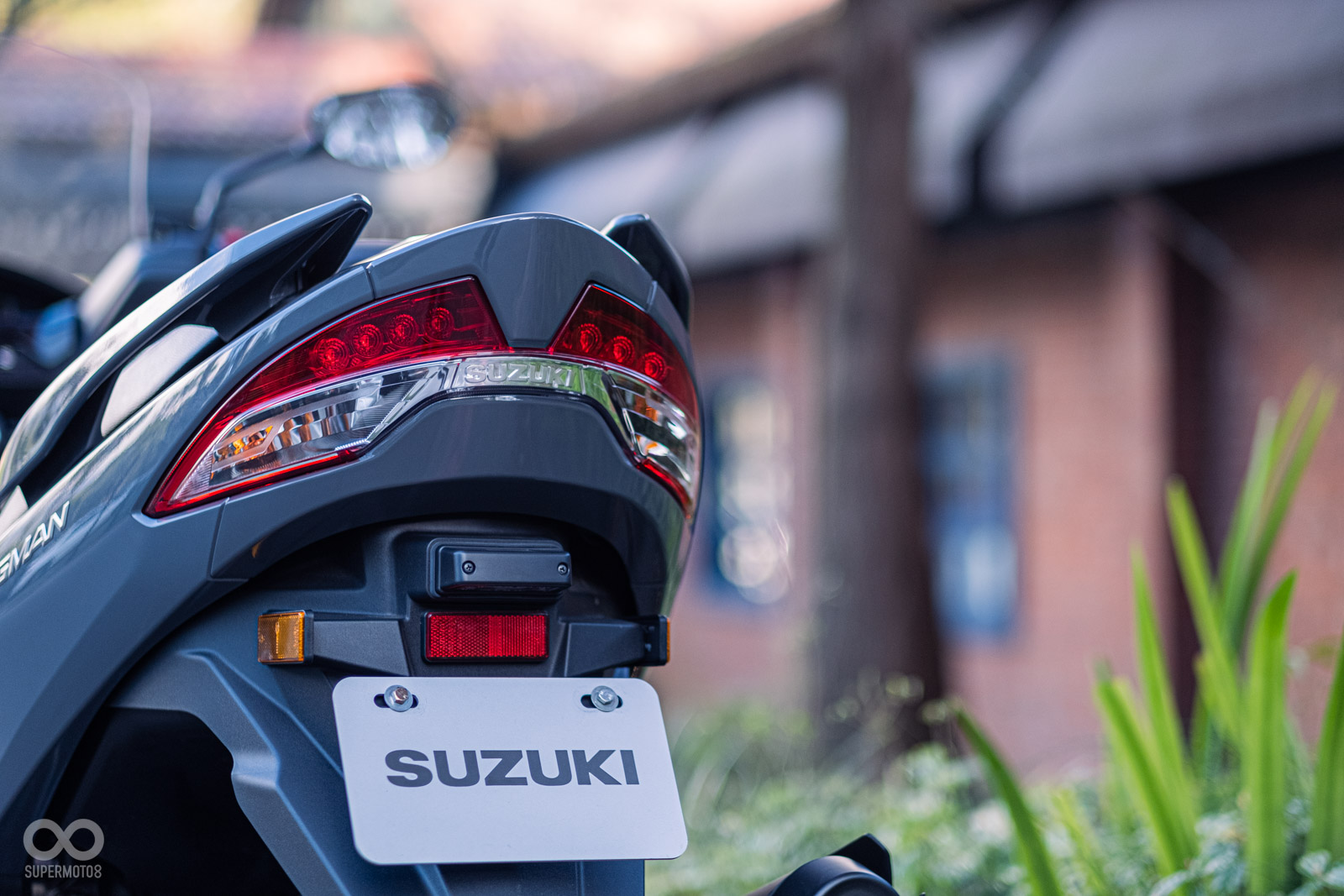 上翹的車尾,有如擾流鴨尾般