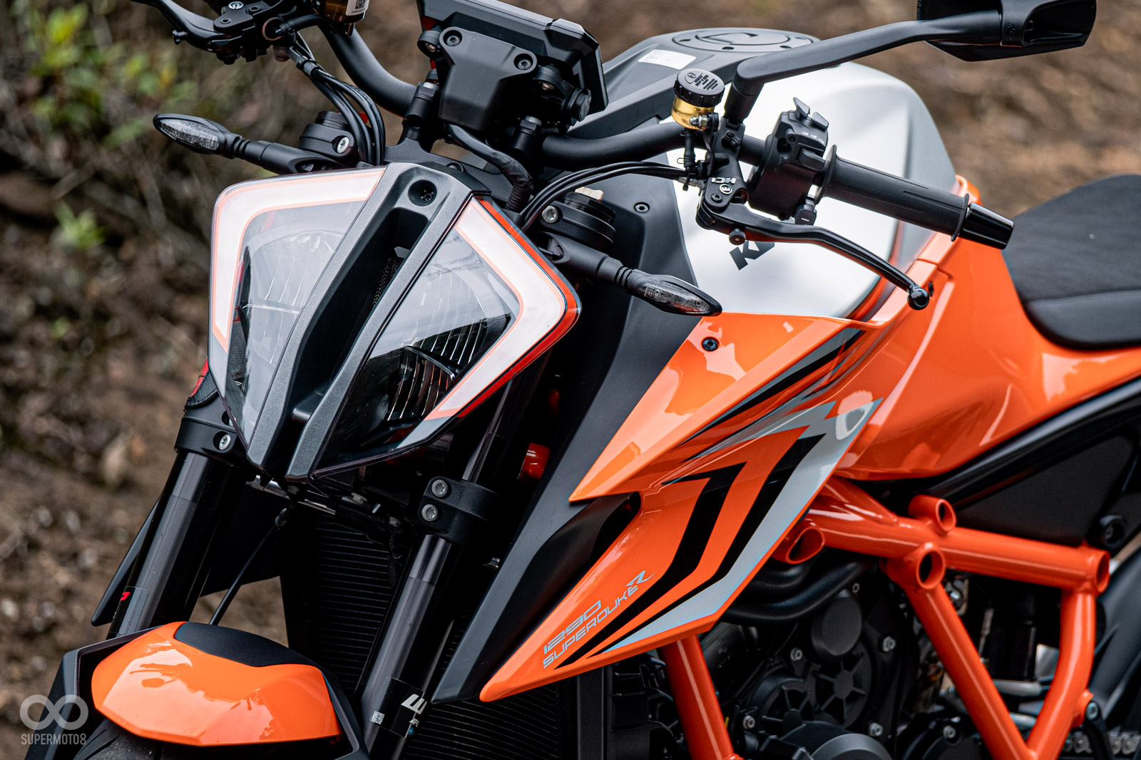 比起390的變形蟲燈組，1290在鼻梁處被設置為進氣孔，相當霸氣