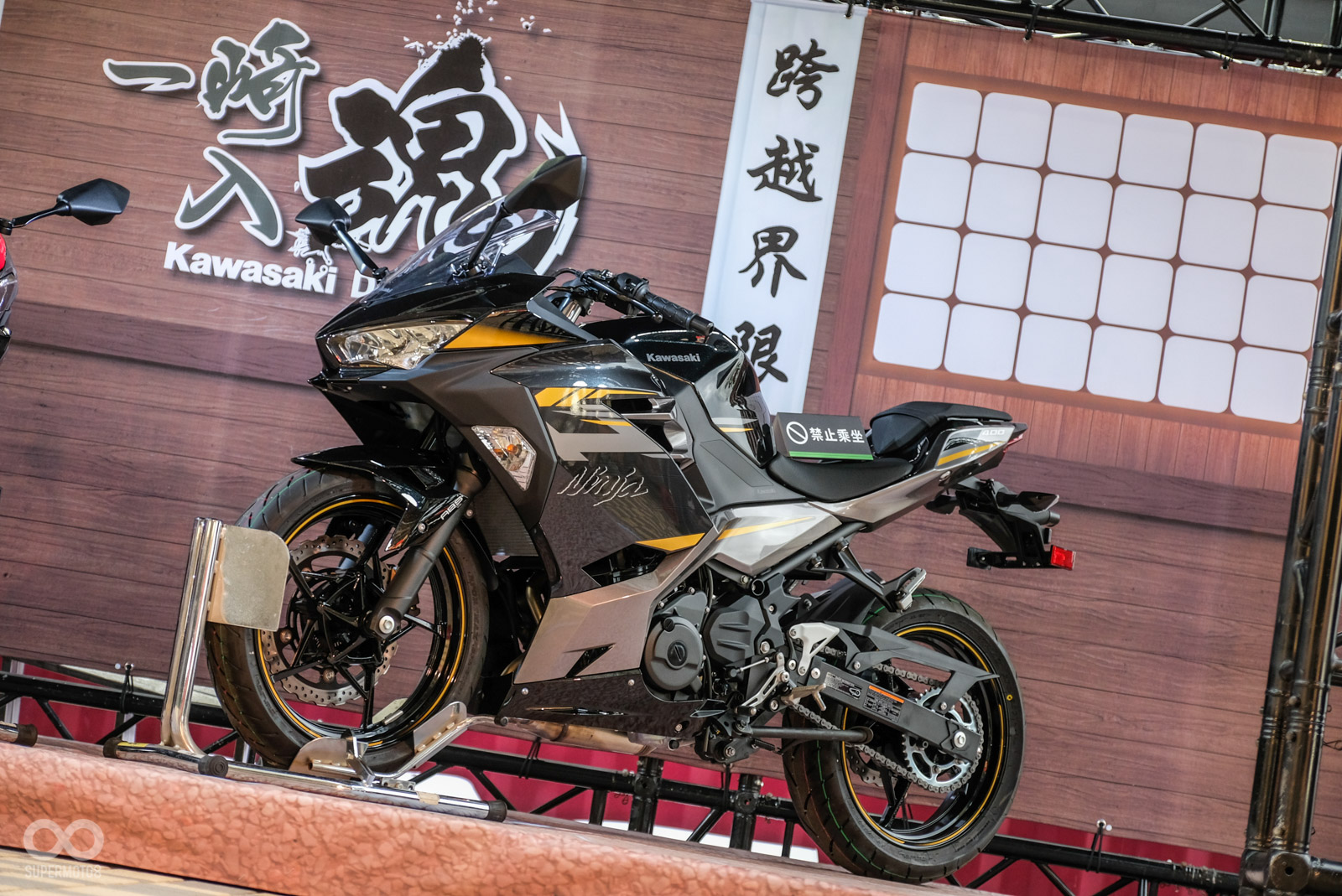 NINJA400 曜金黑