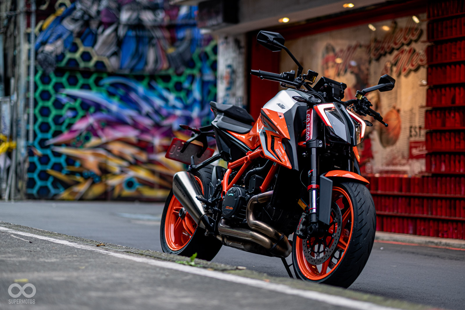 V型雙缸妖豔的排氣管前段，讓人很難不注意他