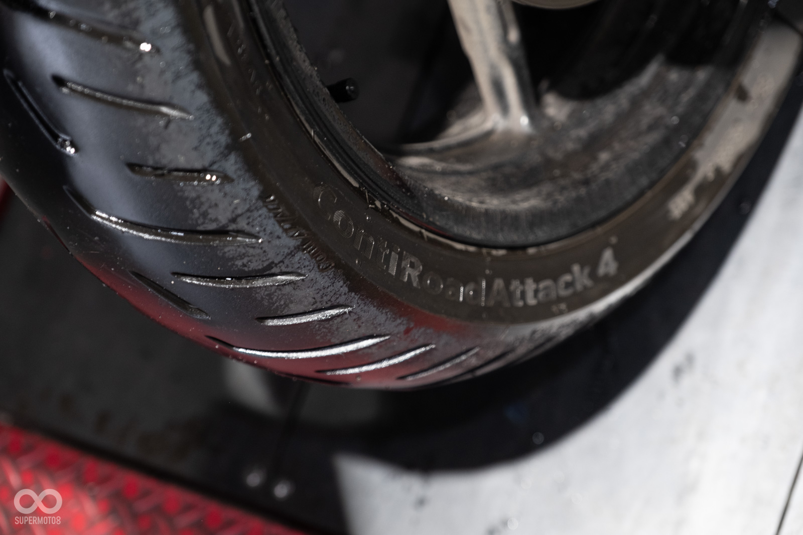 原本使用的Continental Conti Road Attack4雖然還有胎肉,但因為後輪不斷漏氣,安全性考量下還是決定提早更換