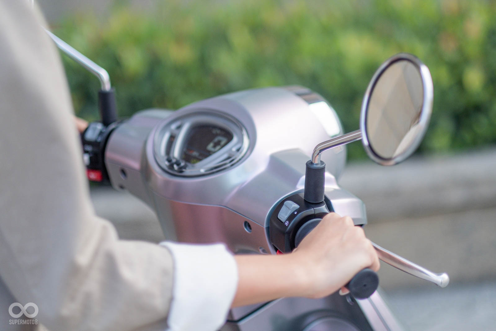 右手握把開關上有怠速熄火開關