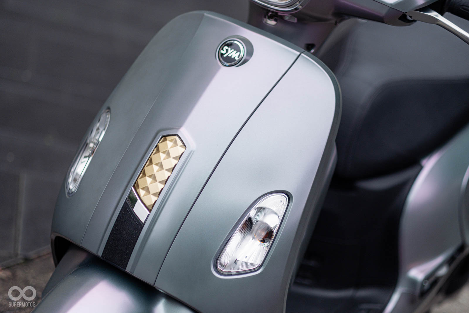 FIDDLE 125獨特的領結式前面板造型