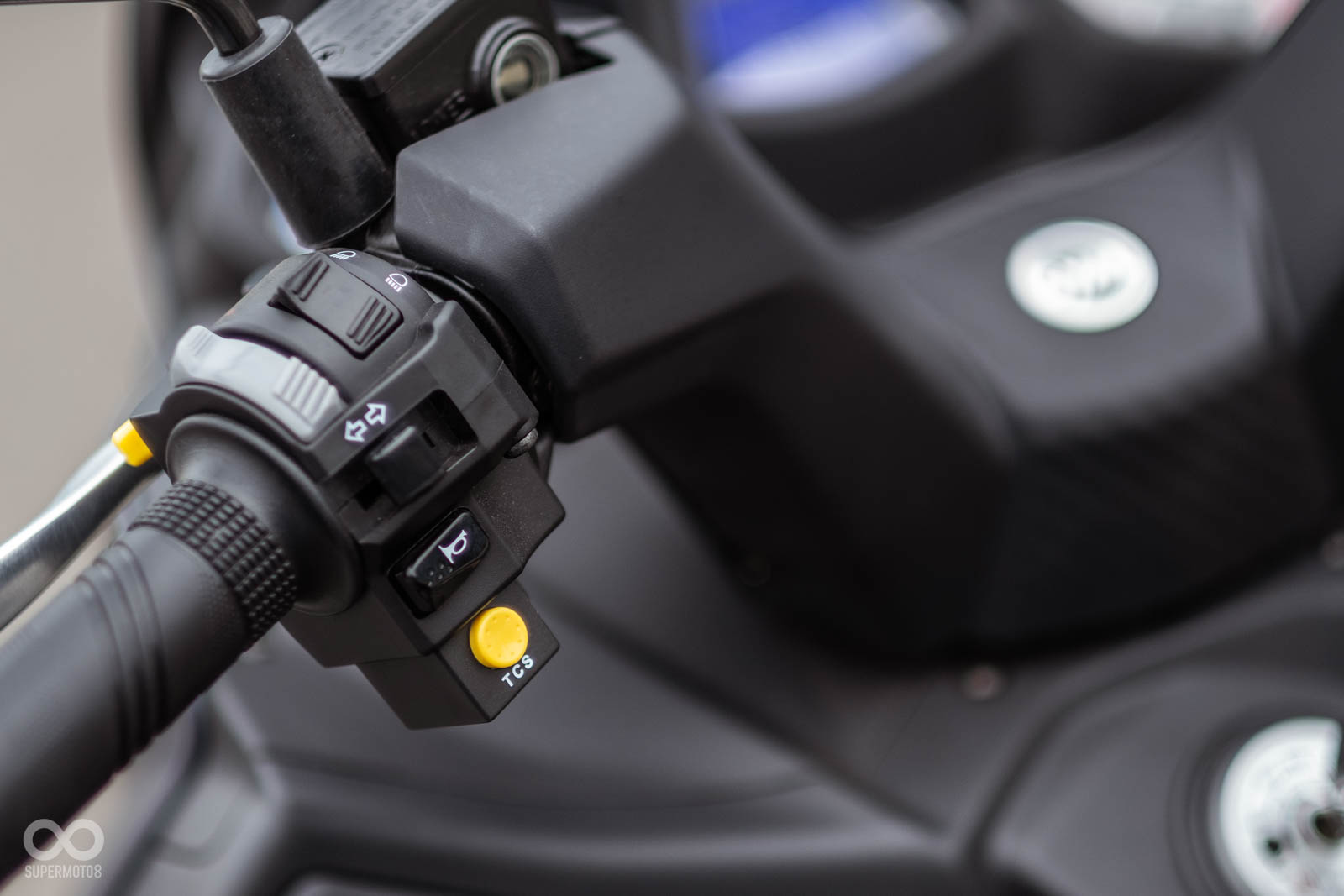 TCS按鈕設計在左手開關下方