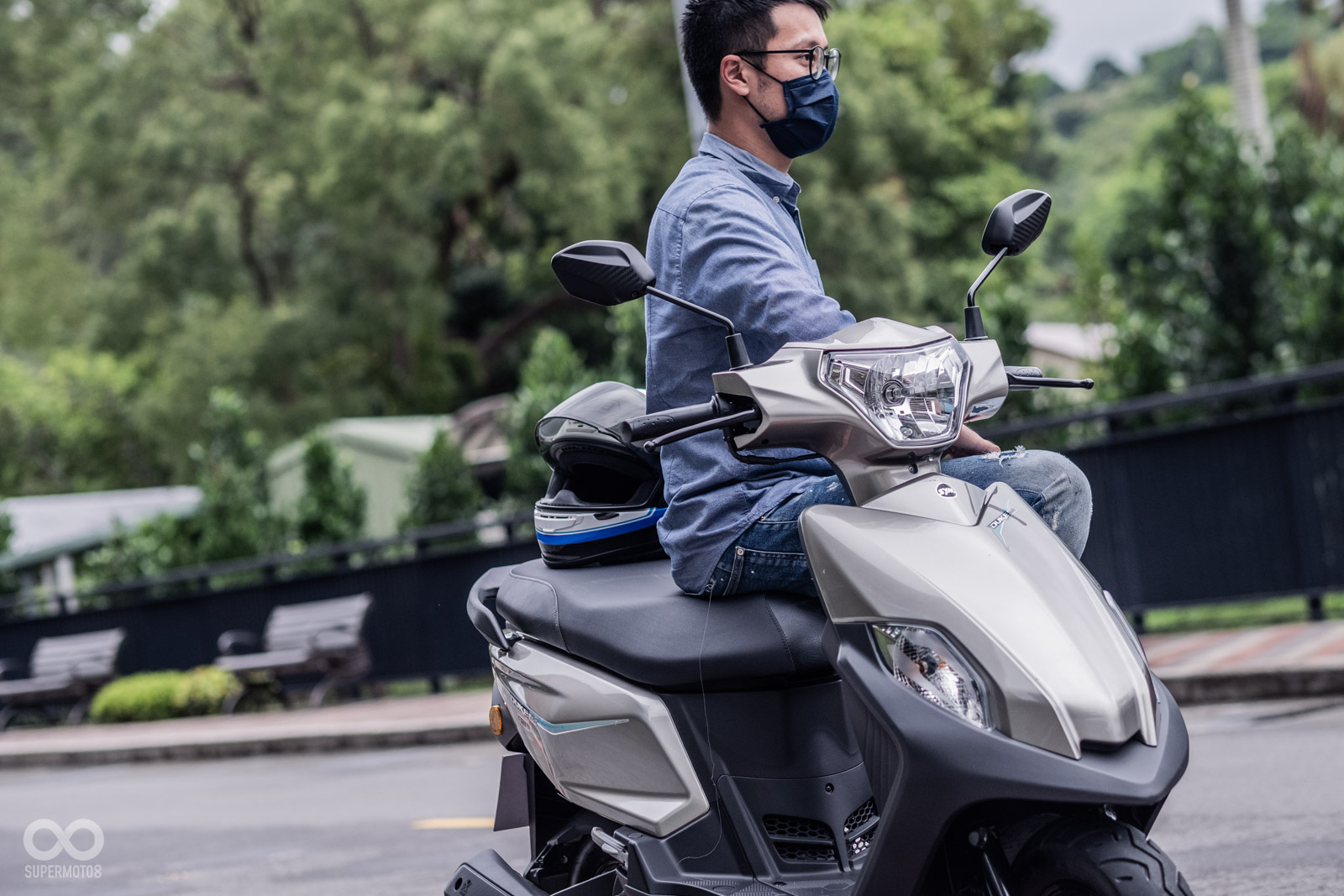 車頭充滿弧度的線條，配上底部嘴唇般的設計，看起來相當獨特