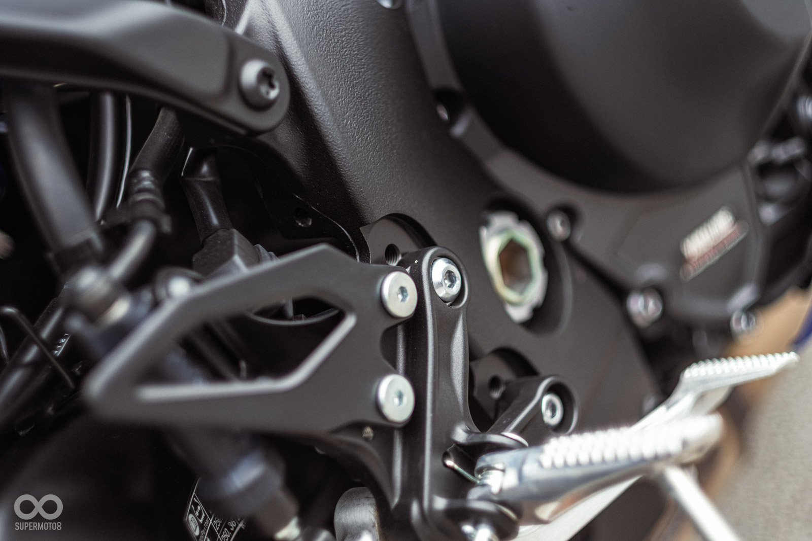 YAMAHA甚至貼心的替YZF-R9配備可調式的腳踏，方便騎士針對日常、賽道進行快速切換