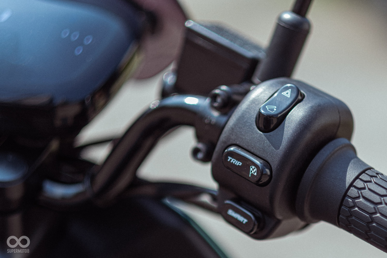 Run Mini 70 Belt同樣具備方格旗模式開關