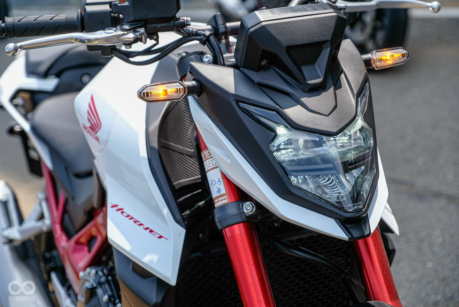 頭燈與儀表的一體造型相當特別