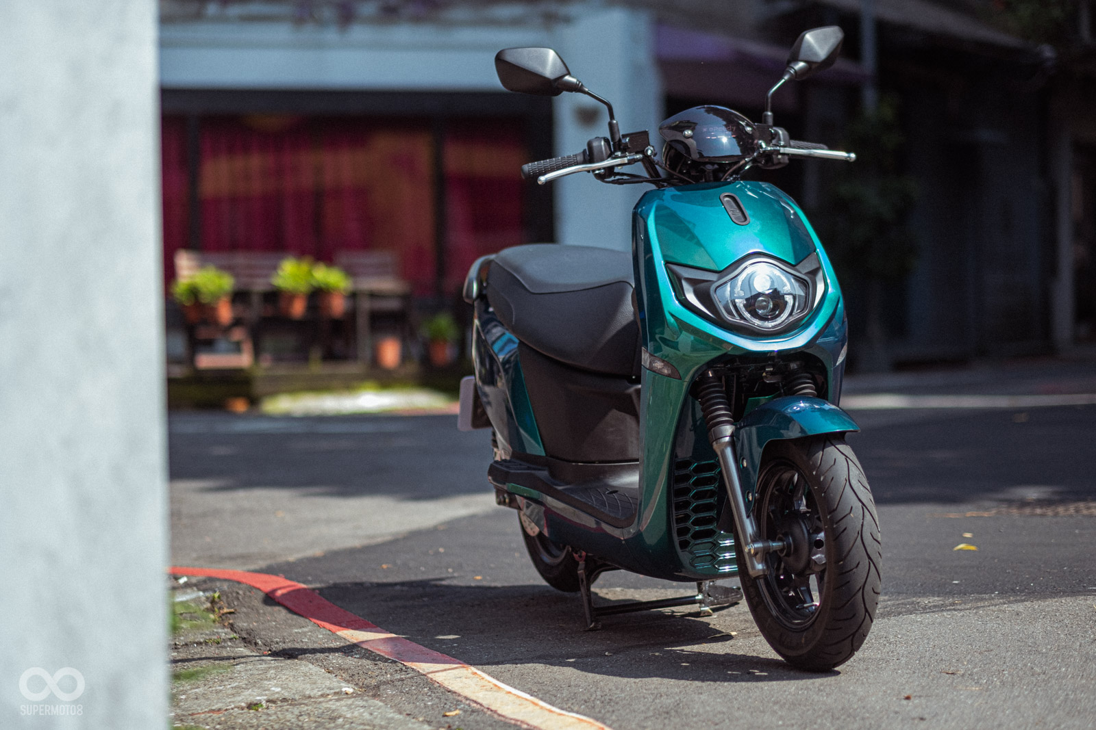 深邃又閃亮的馬丁綠，給予Run Mini 70 Belt更時尚的視覺感受