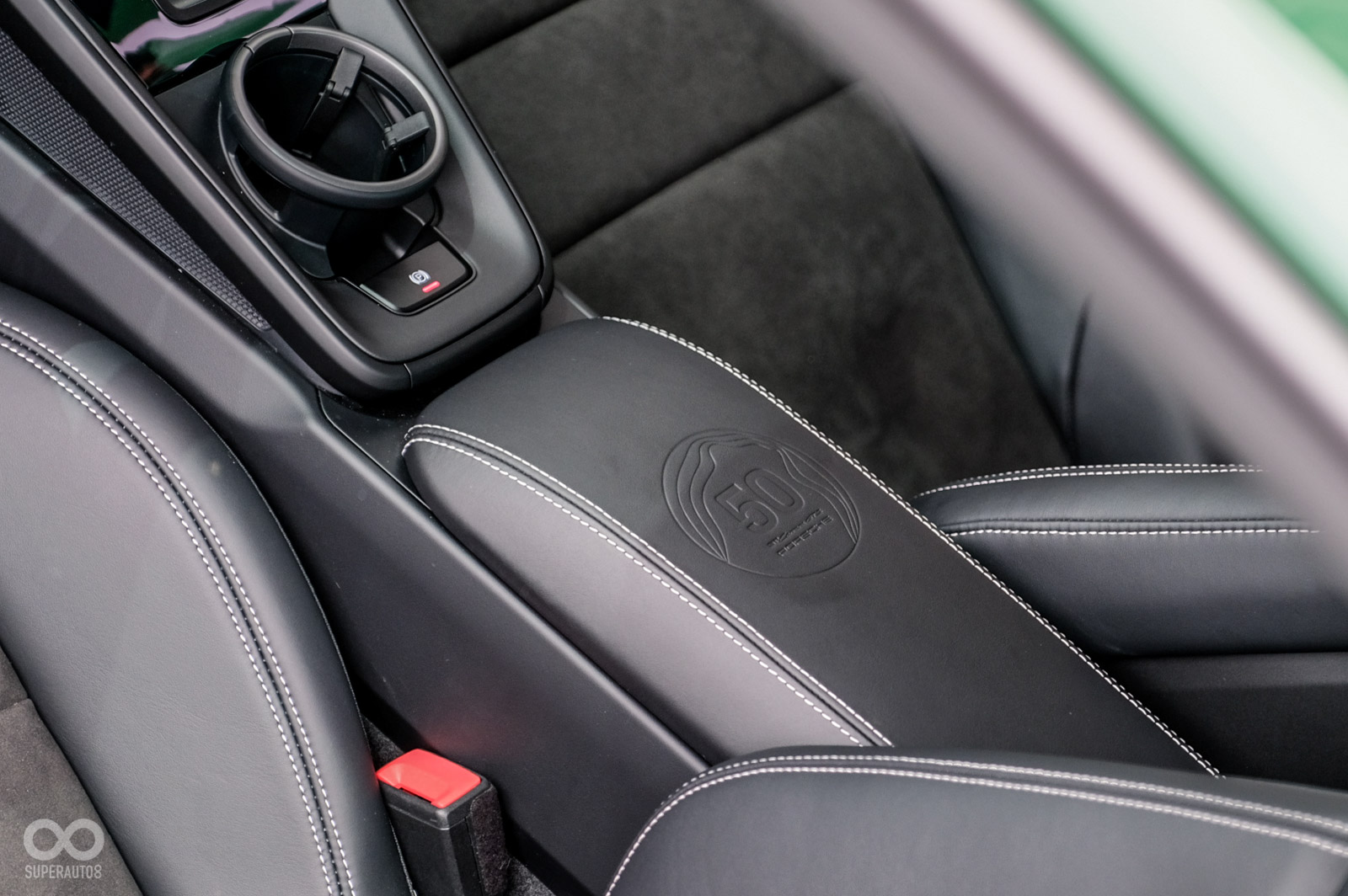 車門檻、車內扶手具有專屬Logo