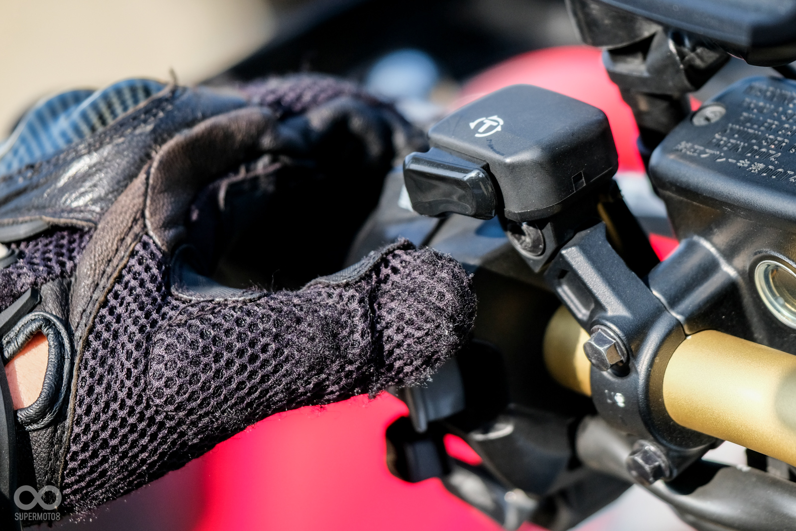 循跡控制系統開關位於左手