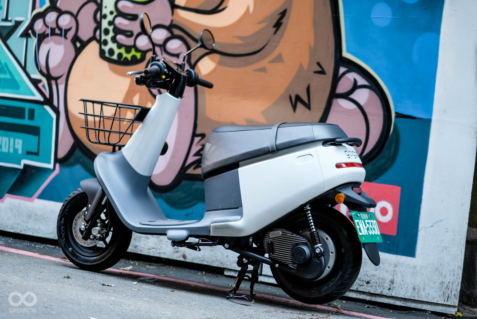 車尾的橢圓形凹陷處，就是NFC感應位置