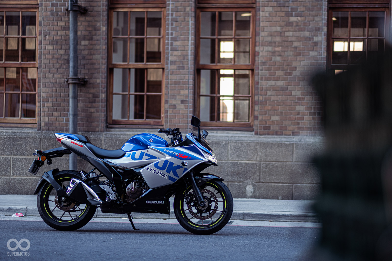 SUZUKI雖然退出了MotoGP賽事,但2020賽季的冠軍塗裝用在GIXXER SF 250上依舊帥氣!