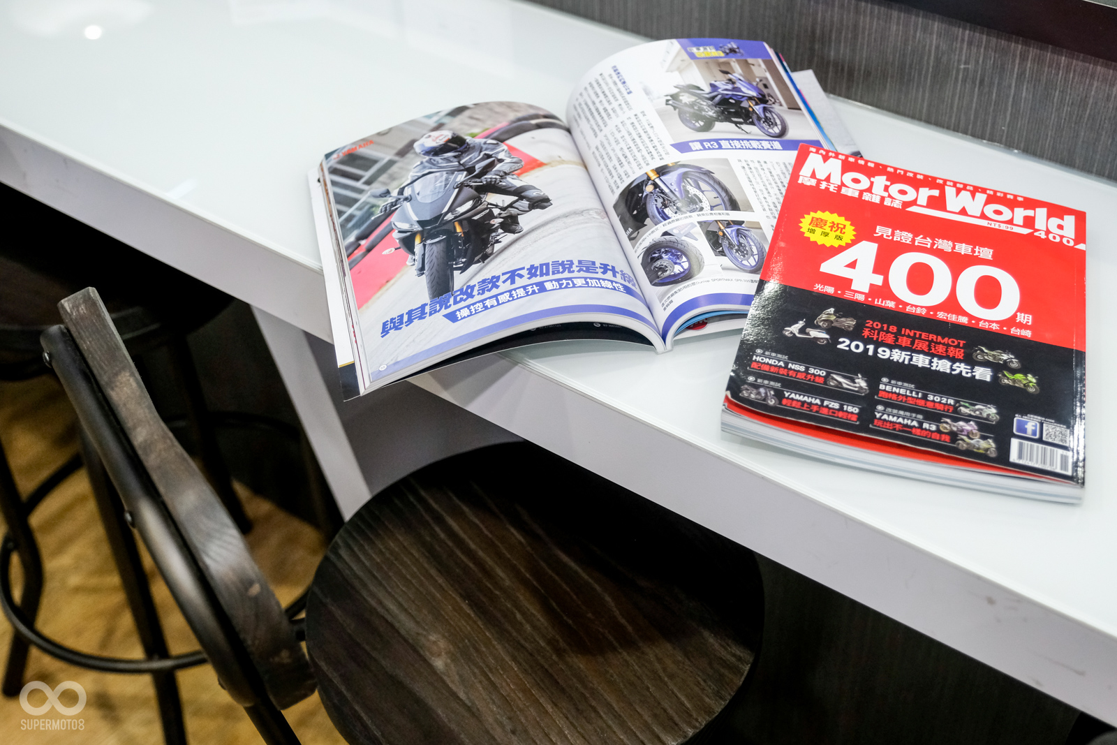 配有充電孔與摩托車雜誌,讓顧客等待時間也不無聊