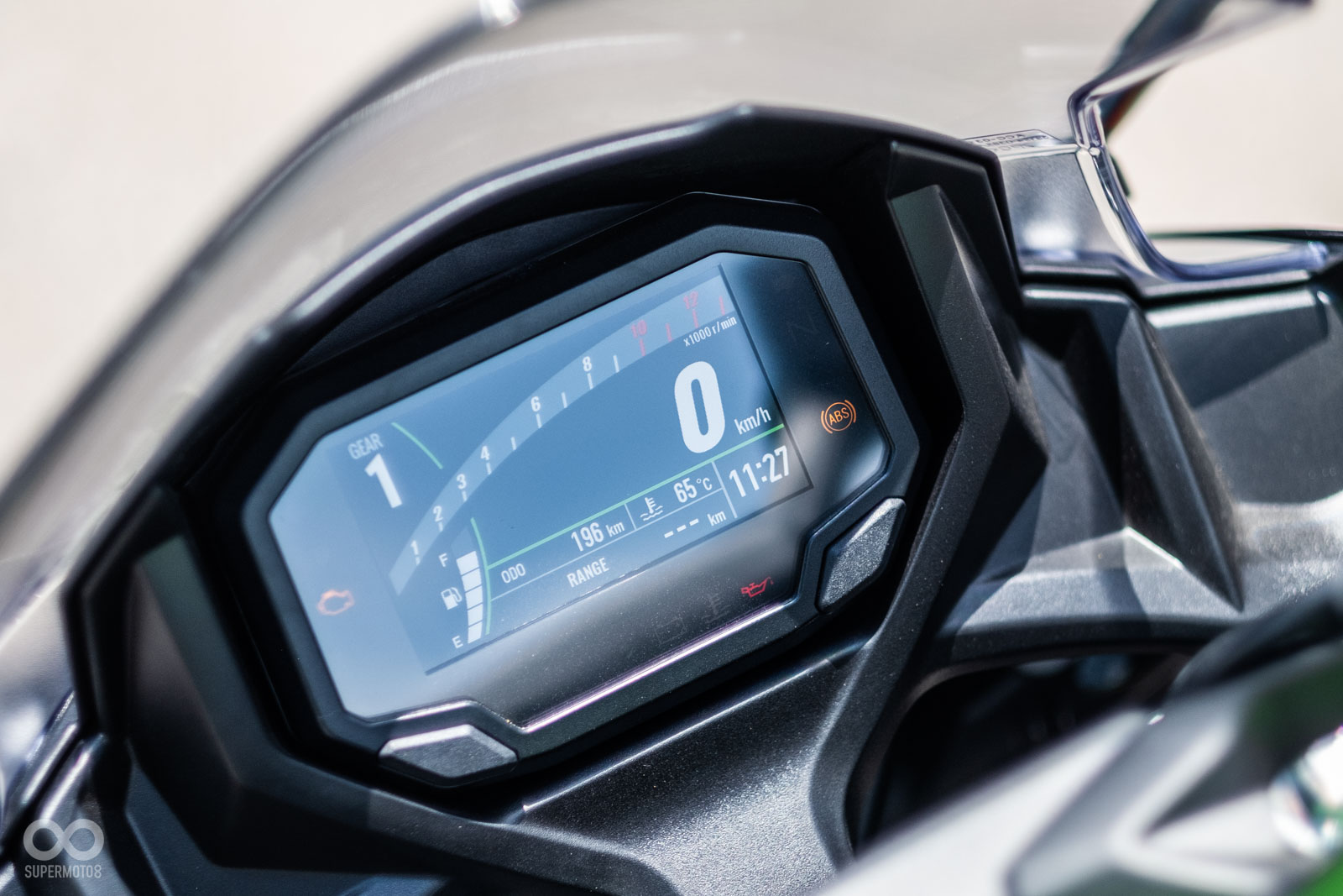 4.3吋TFT儀表辨識度相當高,檔位、時速、轉速設計明確,動輒33度的烈日下依舊可清楚辨識