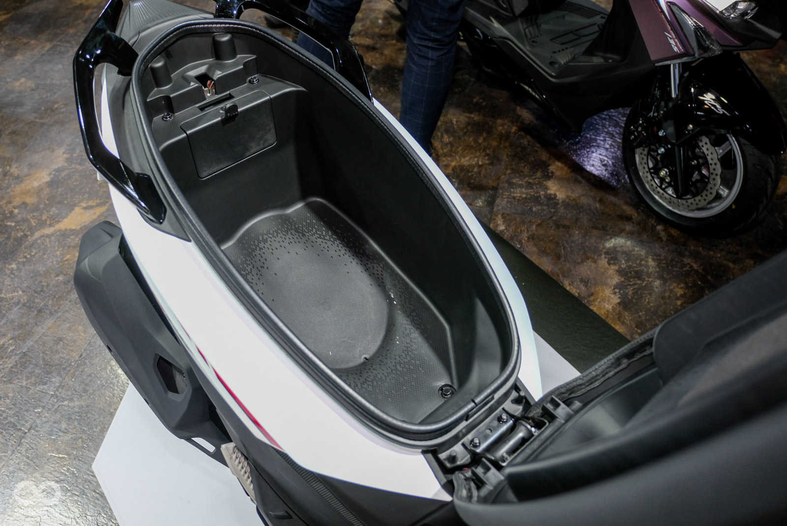 根據官方資訊,車廂可放入全罩帽