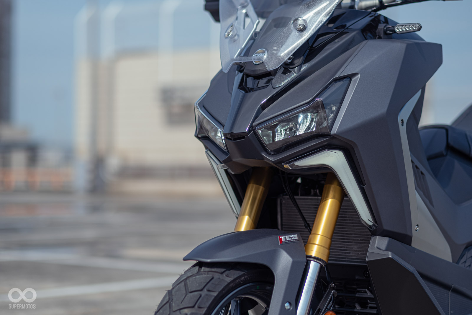 ADXTG的大燈融入劍齒虎的仿生意象，有明顯的銳牙式定位燈，配上殺氣十足的大燈燈具設計！