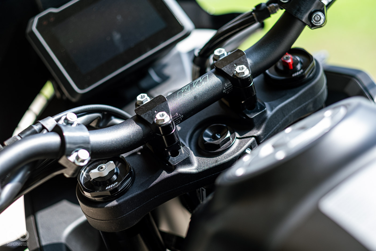 握把也採用和ADVENTURE類似的冠座設計