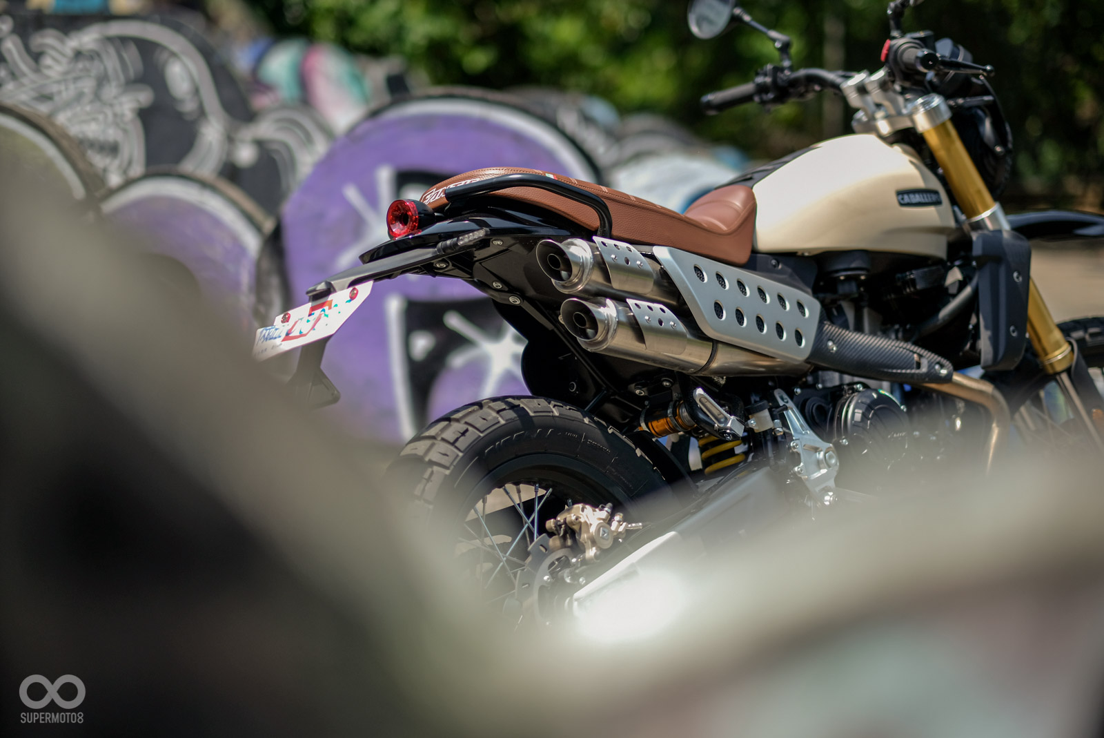 上繞雙出的排氣管顏值滿分,買來免改直接當帥哥!