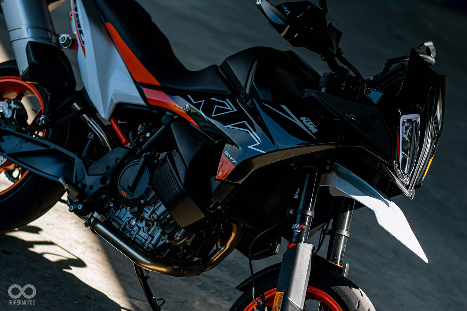 肌肉感拉滿的車身線條,帶出890 SMT狂野、熱血的一面