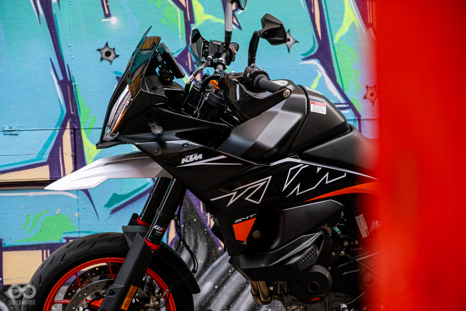 三件式油箱設計讓890 SMT擁有和890 ADV一樣討喜的低重心