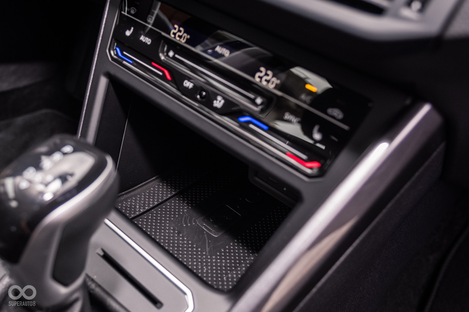 冷氣面板底下置物空間,具有無線充電功能