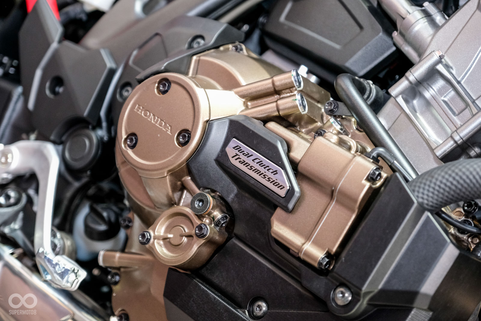 2020 CRF1100L台灣引進版本為DCT變速箱