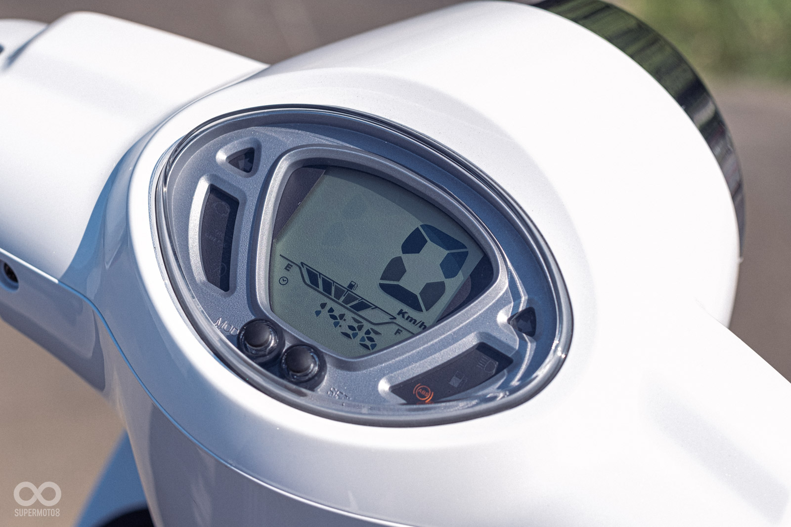 大太陽下依舊清晰可見的單色數位儀表