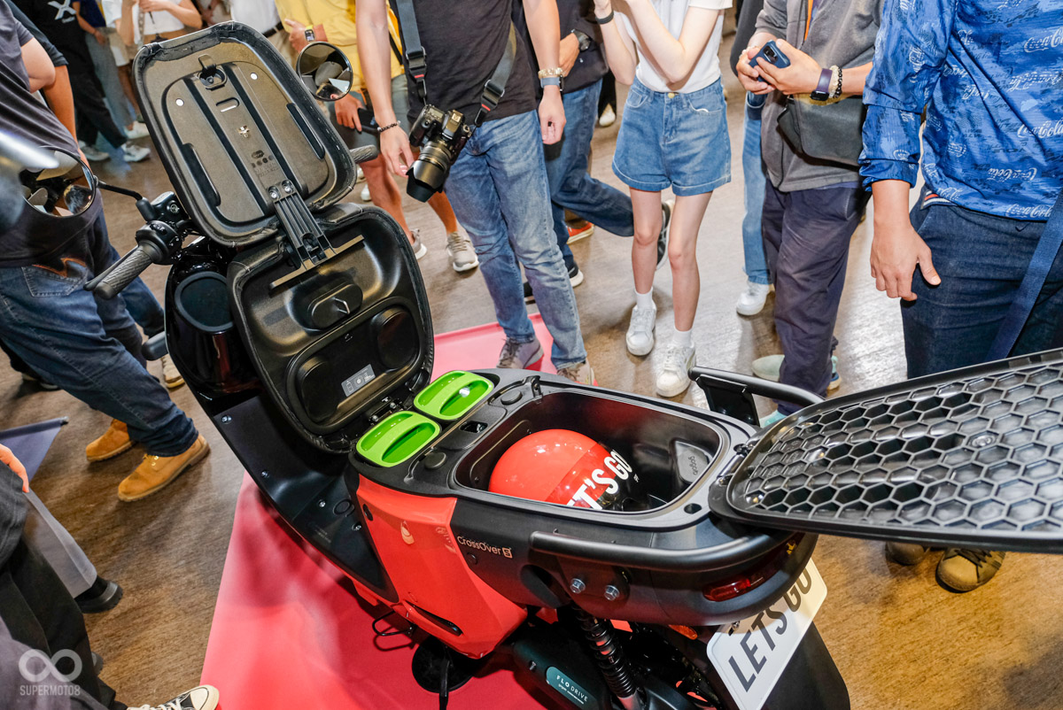 現場實測可以裝入一頂3/4安全帽,後方還有一些空間能收納其他物品