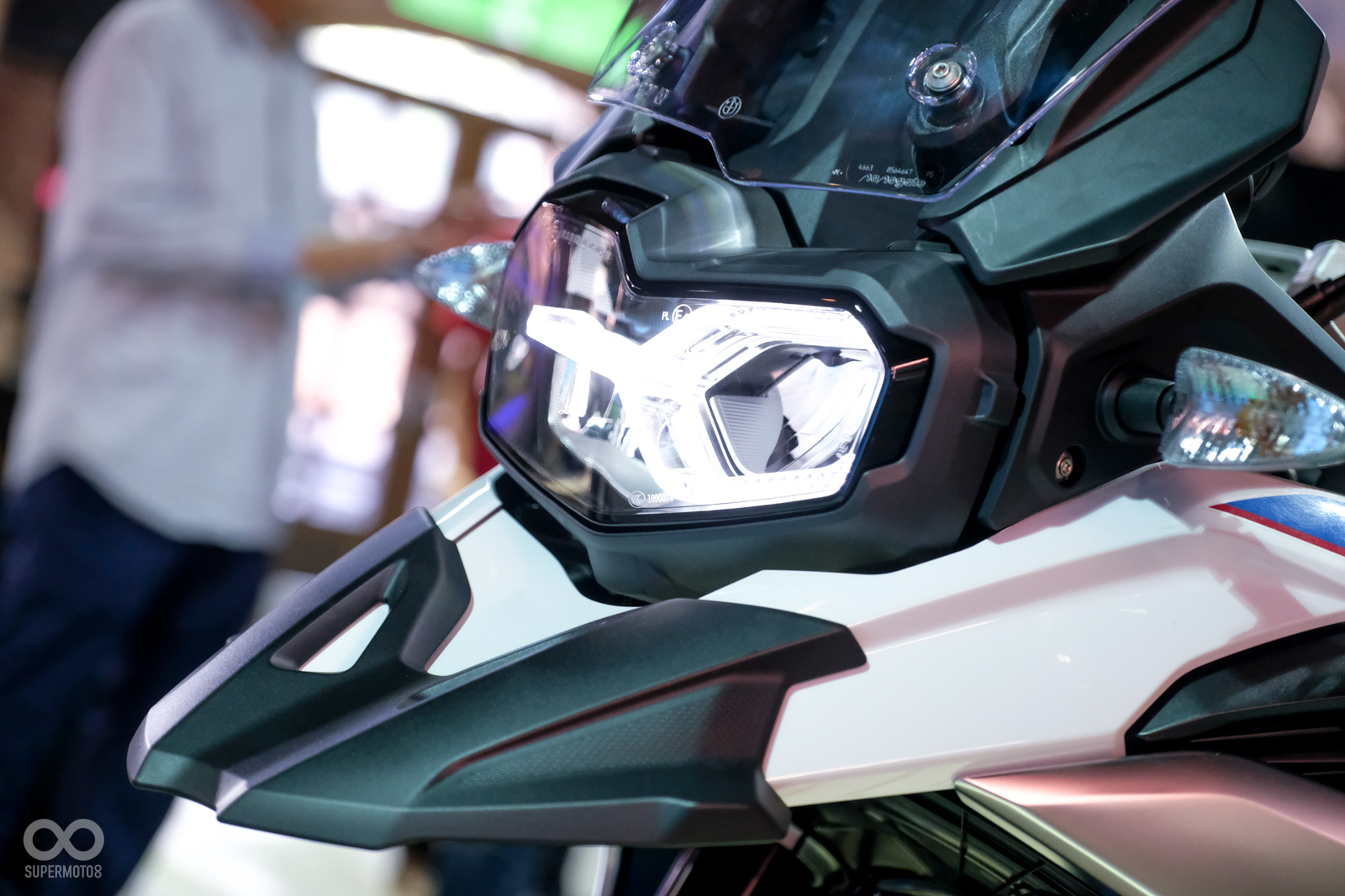 LED大燈配上不對稱的燈具設計,加上那個鳥嘴,整個車頭的殺氣十足