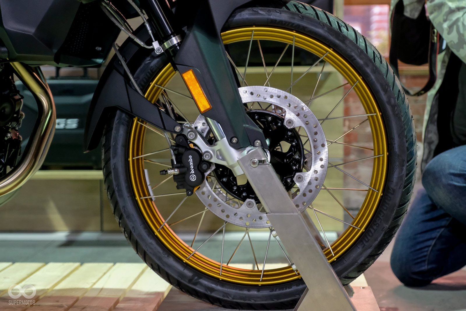 F 750/850 GS用上了Brembo的制動系統;F 850 GS採用前21吋的輪胎、F 750 GS則是採用前19吋的輪胎