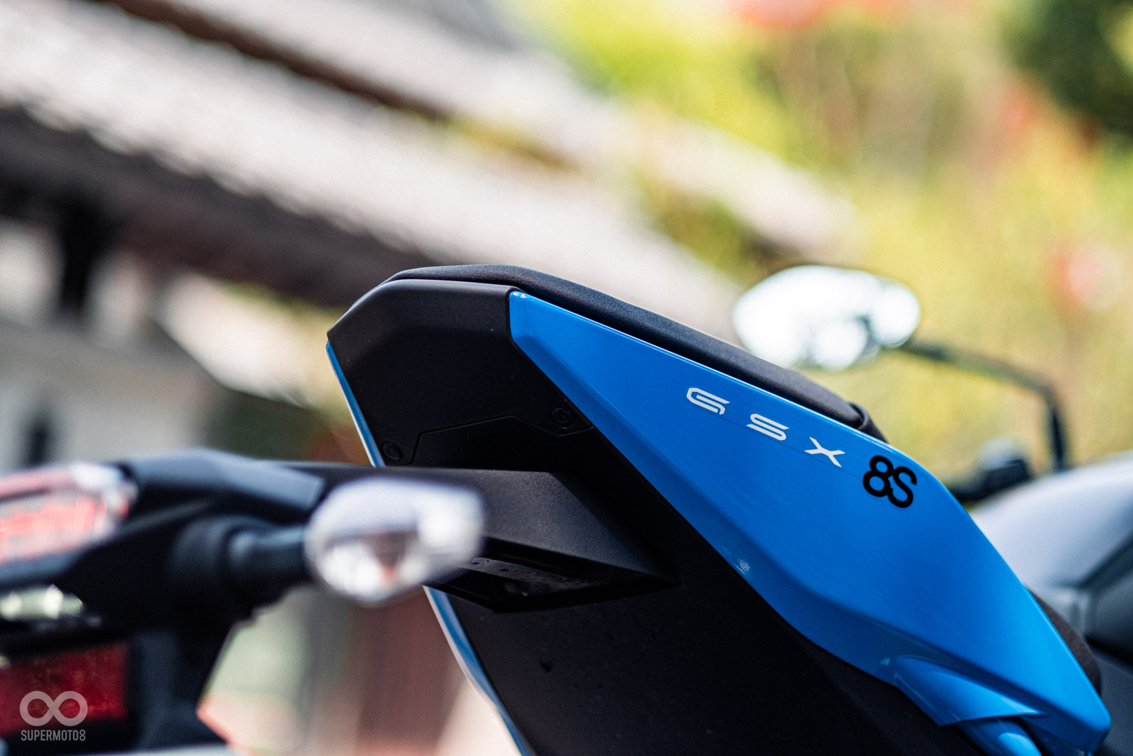 短翹的車尾很有戰鬥感,可惜後方拖著一條長長的尾巴牌架尾燈組,稍微破壞了動感曲線