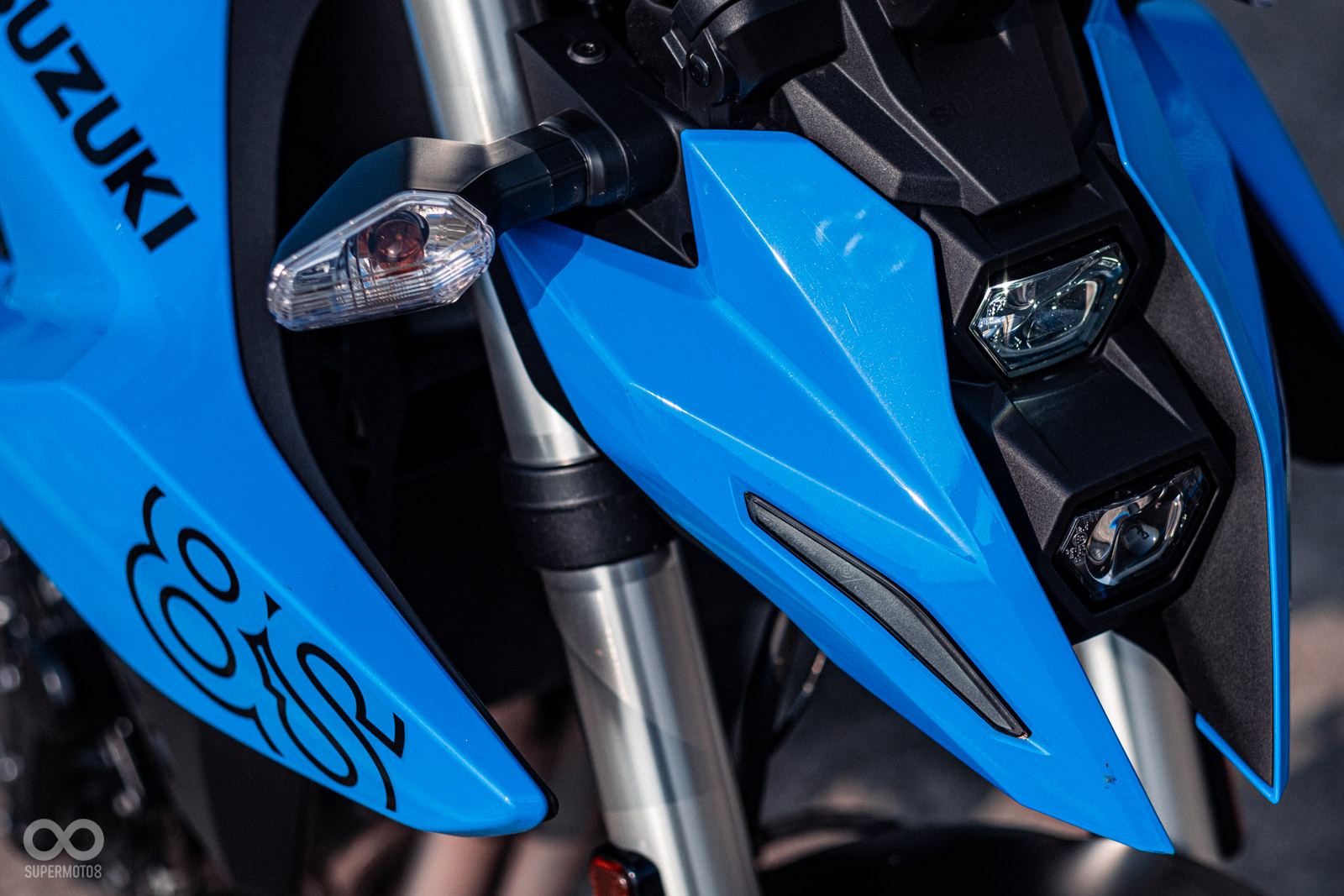 定位燈蓋與側蓋有如獠牙與尖刀般向前延伸